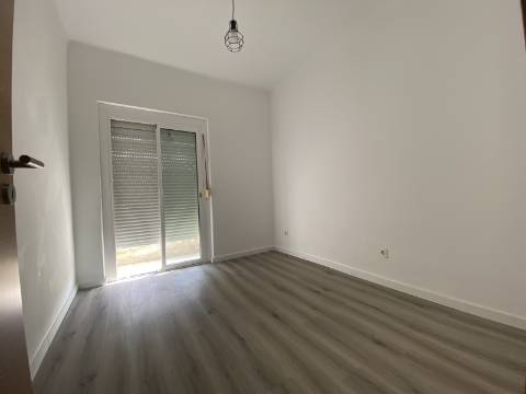 T2+1 - Moscavide - Recuperado - 4º andar - Varanda