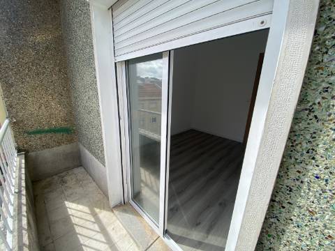 T2+1 - Moscavide - Recuperado - 4º andar - Varanda