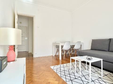 Apartamento T2 em Moscavide - Remodelado - Muita Luz Natural