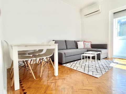 Apartamento T2 em Moscavide - Remodelado - Muita Luz Natural