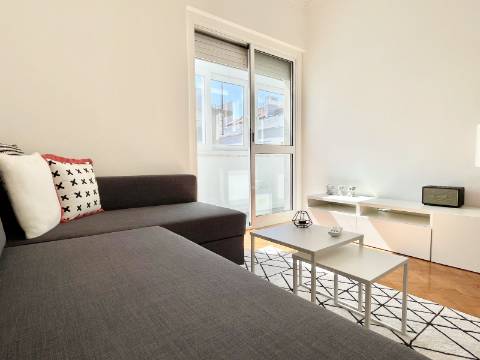 Apartamento T2 em Moscavide - Remodelado - Muita Luz Natural