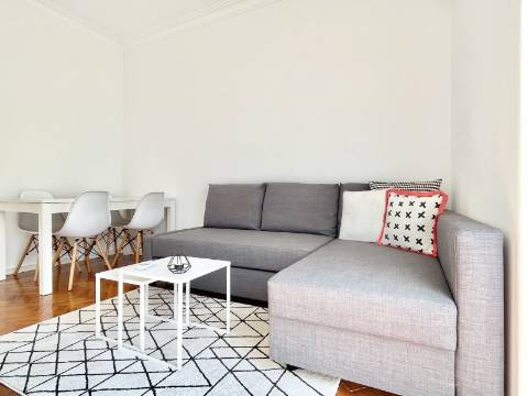 Apartamento T2 em Moscavide - Remodelado - Muita Luz Natural