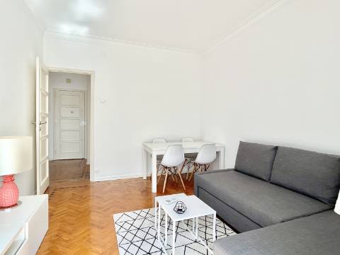 Apartamento T2 em Moscavide - Remodelado - Muita Luz Natural