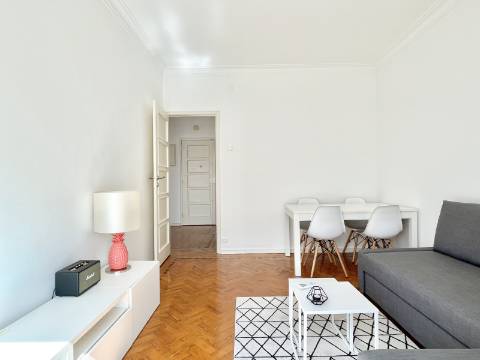 Apartamento T2 em Moscavide - Remodelado - Muita Luz Natural