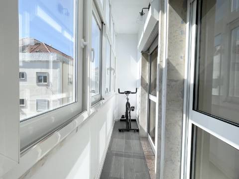 Apartamento T2 em Moscavide - Remodelado - Muita Luz Natural