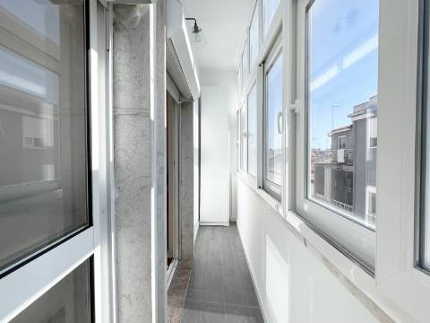 Apartamento T2 em Moscavide - Remodelado - Muita Luz Natural