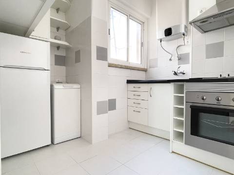 Apartamento T2 em Moscavide - Remodelado - Muita Luz Natural