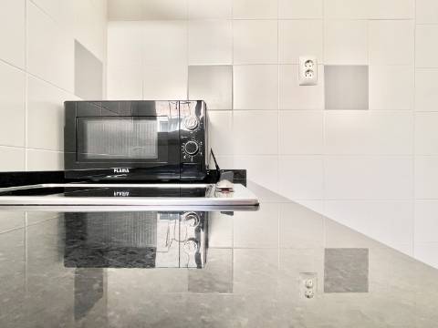 Apartamento T2 em Moscavide - Remodelado - Muita Luz Natural