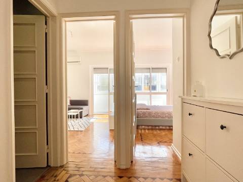 Apartamento T2 em Moscavide - Remodelado - Muita Luz Natural