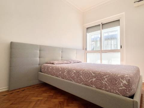 Apartamento T2 em Moscavide - Remodelado - Muita Luz Natural