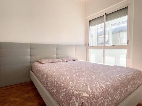 Apartamento T2 em Moscavide - Remodelado - Muita Luz Natural