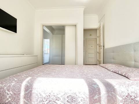 Apartamento T2 em Moscavide - Remodelado - Muita Luz Natural