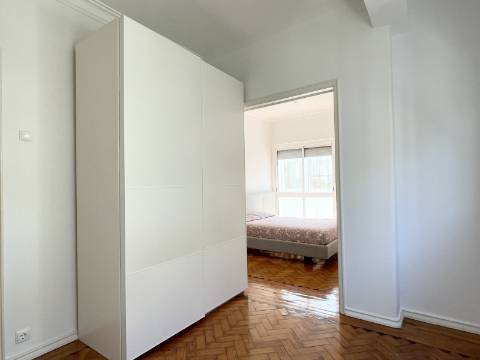 Apartamento T2 em Moscavide - Remodelado - Muita Luz Natural