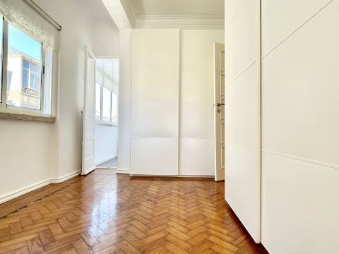 Apartamento T2 em Moscavide - Remodelado - Muita Luz Natural