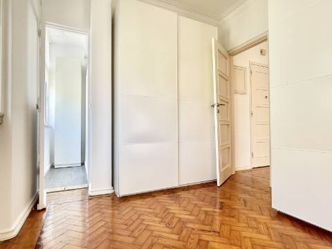 Apartamento T2 em Moscavide - Remodelado - Muita Luz Natural