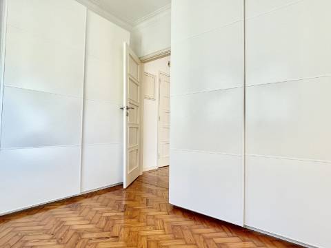 Apartamento T2 em Moscavide - Remodelado - Muita Luz Natural