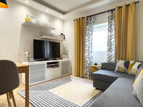 Apartamento T2 - Moscavide - Completamente Remodelado - TERRAÇO 60m2