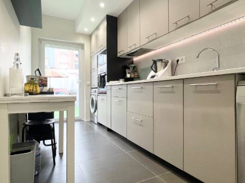 Apartamento T2 - Moscavide - Completamente Remodelado - TERRAÇO 60m2