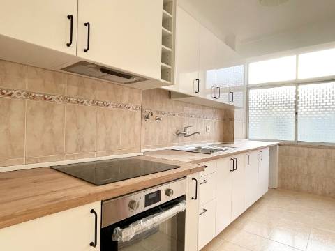 Apartamento T2 p/ ARRENDAR - Moscavide - Boas Áreas - Muita Luz - 3º Andar