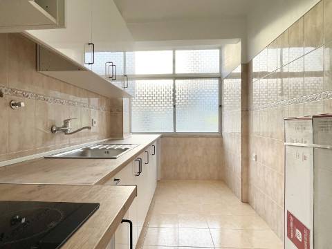 Apartamento T2 p/ ARRENDAR - Moscavide - Boas Áreas - Muita Luz - 3º Andar