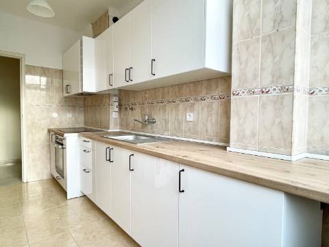 Apartamento T2 p/ ARRENDAR - Moscavide - Boas Áreas - Muita Luz - 3º Andar