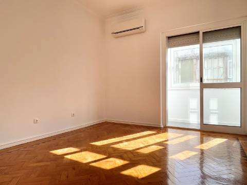 T2 Apartamento p/ Arrendar em Moscavide c/ cozinha equipada