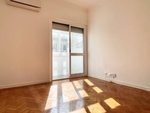 T2 Apartamento p/ Arrendar em Moscavide c/ cozinha equipada