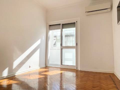 T2 Apartamento p/ Arrendar em Moscavide c/ cozinha equipada