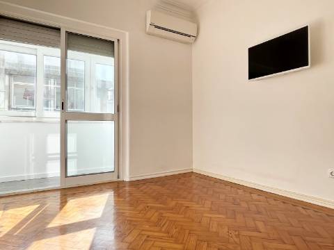 T2 Apartamento p/ Arrendar em Moscavide c/ cozinha equipada