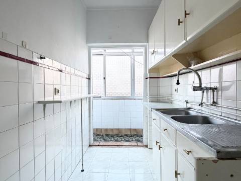 Apartamento T1 - Moscavide - 1º Andar - CENTRAL