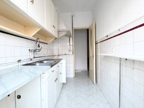 Apartamento T1 - Moscavide - 1º Andar - CENTRAL