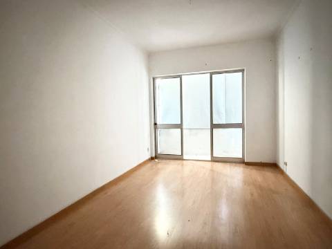 Apartamento T1 - Moscavide - 1º Andar - CENTRAL