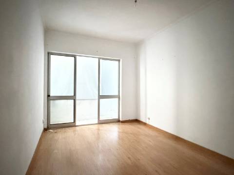 Apartamento T1 - Moscavide - 1º Andar - CENTRAL