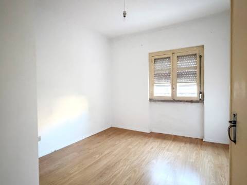 Apartamento T1 - Moscavide - 1º Andar - CENTRAL