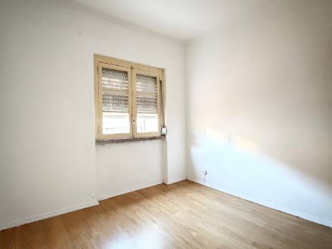 Apartamento T1 - Moscavide - 1º Andar - CENTRAL