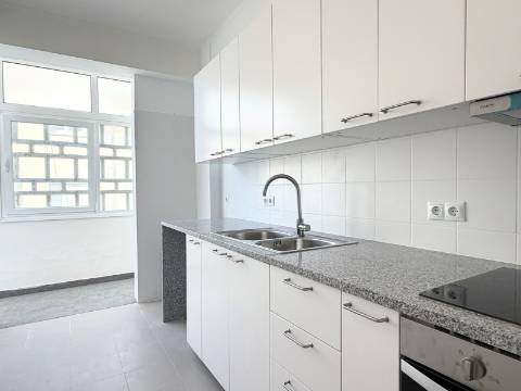 Apartamento T1 em Moscavide - 2º andar - 2 VARANDAS