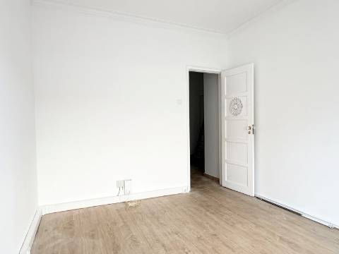 Apartamento T1 em Moscavide - 3º Andar - CENTRAL - 2 Marquises