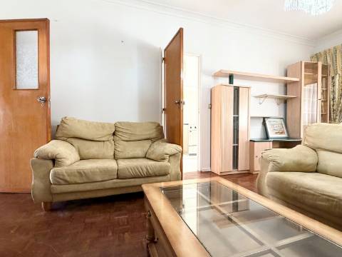 Apartamento T3 Lisboa em Arroios - 2º Andar - Equipado e Mobilado
