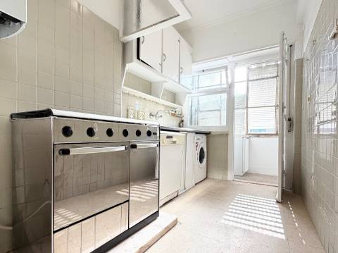 Apartamento T3 Lisboa em Arroios - 2º Andar - Equipado e Mobilado