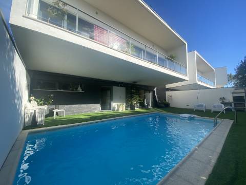 Loures - V4+1 Moradia c/ Piscina Privada - Varanda - Box + 2 parqueamentos
