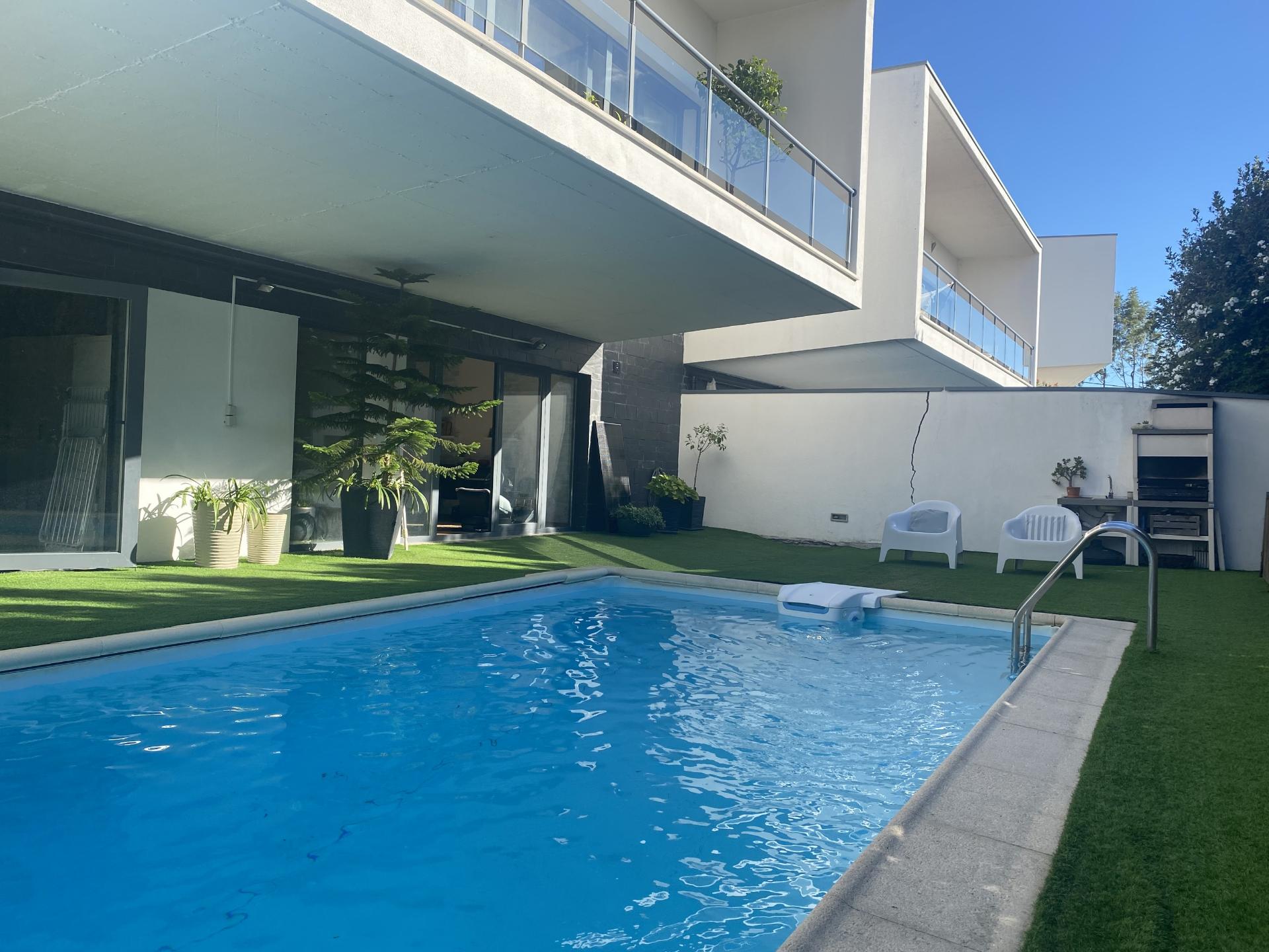 Loures - V4+1 Moradia c/ Piscina Privada - Varanda - Box + 2 parqueamentos