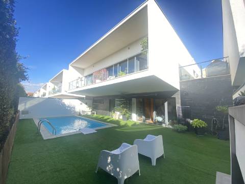 Loures - V4+1 Moradia c/ Piscina Privada - Varanda - Box + 2 parqueamentos