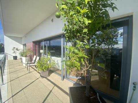 Loures - V4+1 Moradia c/ Piscina Privada - Varanda - Box + 2 parqueamentos