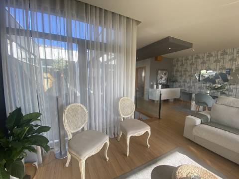 Loures - V4+1 Moradia c/ Piscina Privada - Varanda - Box + 2 parqueamentos