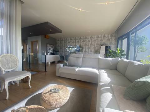 Loures - V4+1 Moradia c/ Piscina Privada - Varanda - Box + 2 parqueamentos