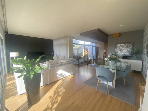 Loures - V4+1 Moradia c/ Piscina Privada - Varanda - Box + 2 parqueamentos