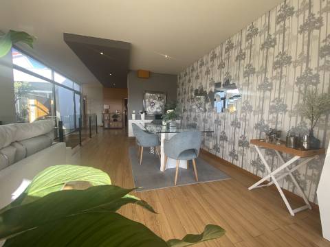 Loures - V4+1 Moradia c/ Piscina Privada - Varanda - Box + 2 parqueamentos