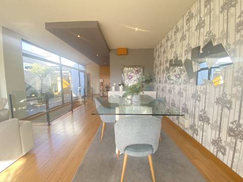 Loures - V4+1 Moradia c/ Piscina Privada - Varanda - Box + 2 parqueamentos