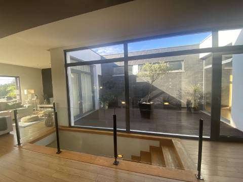 Loures - V4+1 Moradia c/ Piscina Privada - Varanda - Box + 2 parqueamentos