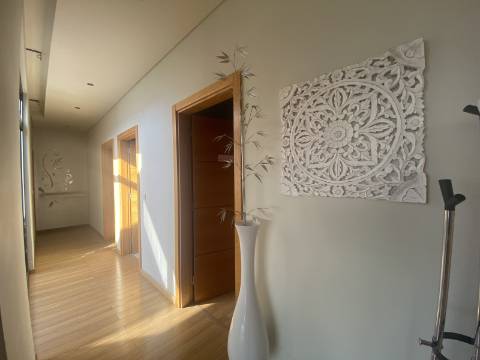 Loures - V4+1 Moradia c/ Piscina Privada - Varanda - Box + 2 parqueamentos